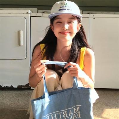 穿风信子蓝的少女